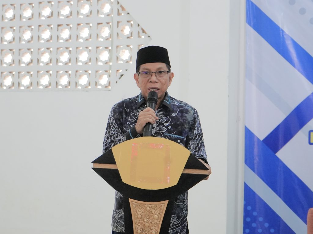 Dekan Dr. H. Hamdan, M.Pd. saat memberikan sambutan.