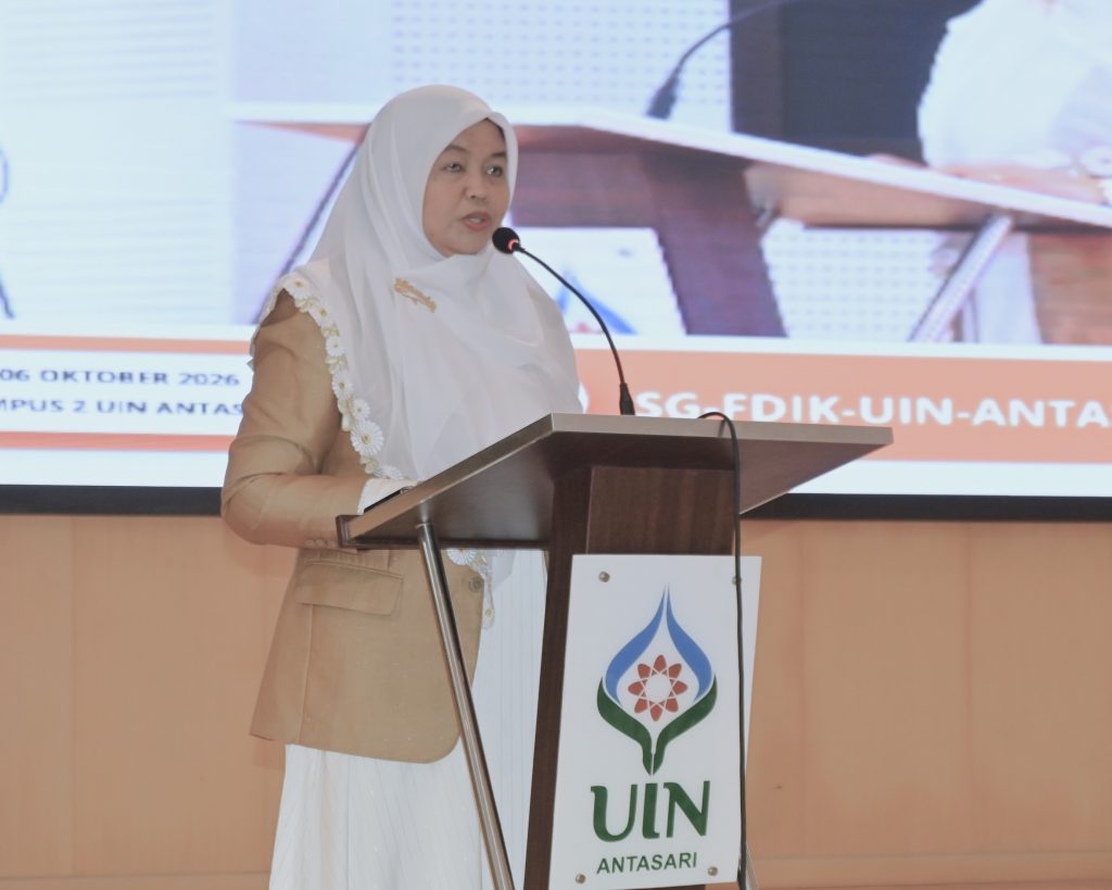 Dekan Dr. Hj. Halimatus Sakdiyah, M.Si. saat memberikan sambutan.