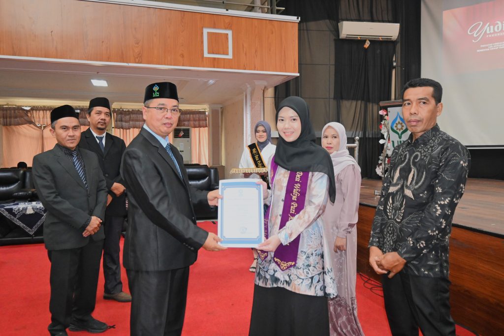 Desi Widiya Puzi Astuti, S.Ag. saat menerima penghargaan.
