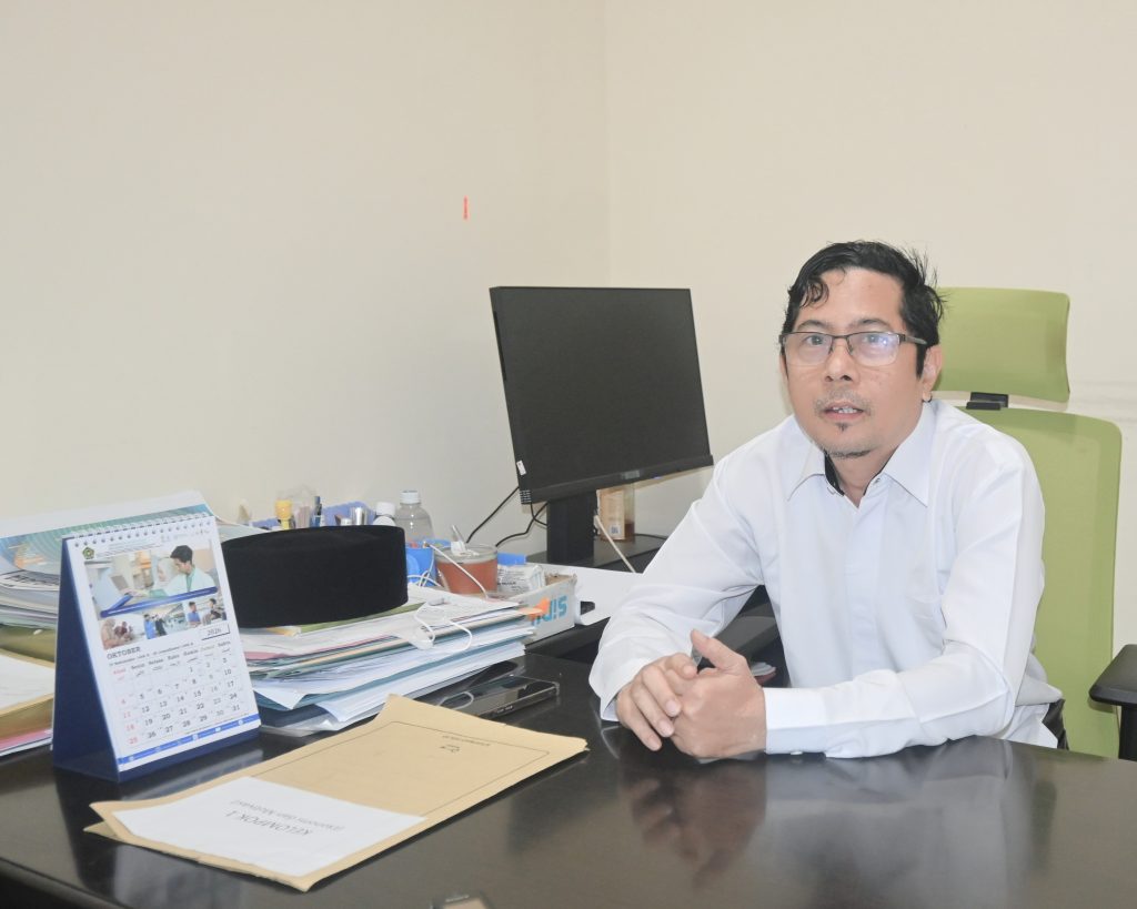 Dr. Ahmad Rifai, S.Ag., M.H.I. usai diwawancarai Humas.
