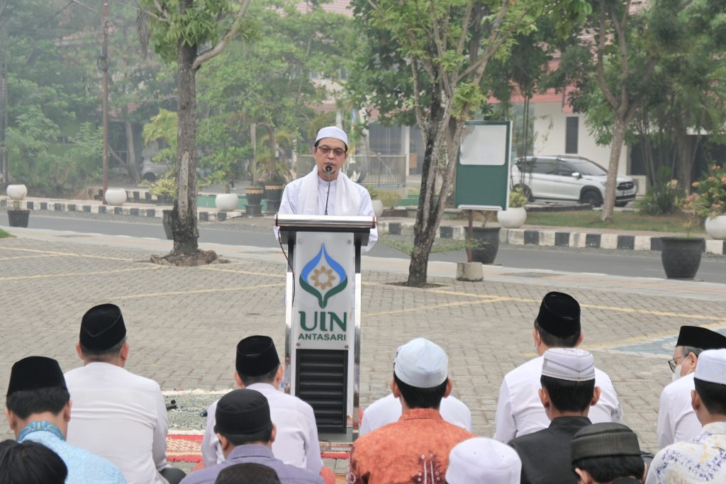 Dr. Dzikri Nirwana, M.Ag. saat menyampaikan khutbah.