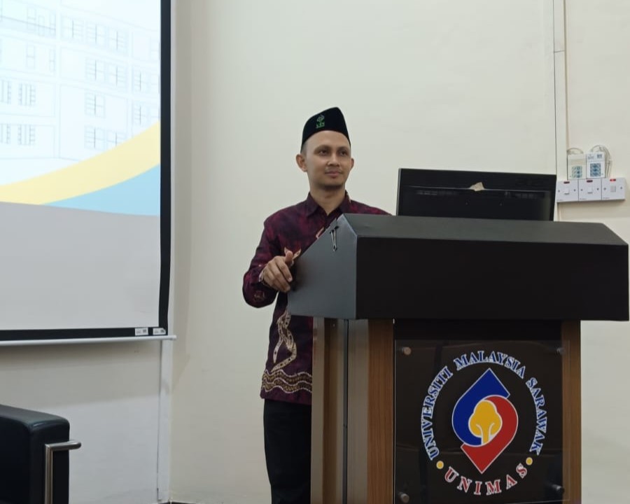 Dr. H. Budi Rahmat Hakim, S.Ag., M.H.I. saat berada di atas mimbar.