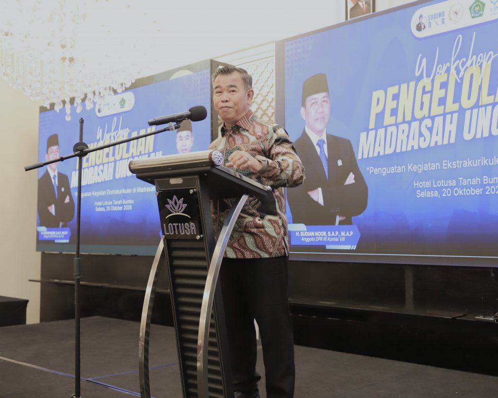 Dr. Hilal Najmi, S.Ag., M.Pd.I. saat memaparkan materi.
