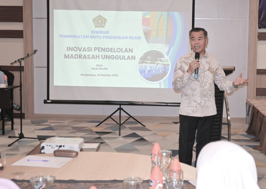 Dr. Hilal Najmi, S.Ag., M.Pd.I. saat memaparkan materi.