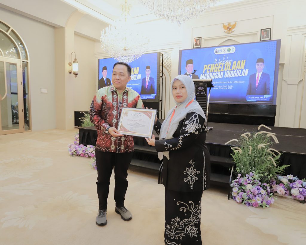 Dr. Hj. Raihanah, S.Pd.I., M.Ag. saat menyerahkan kenang-kenangan.