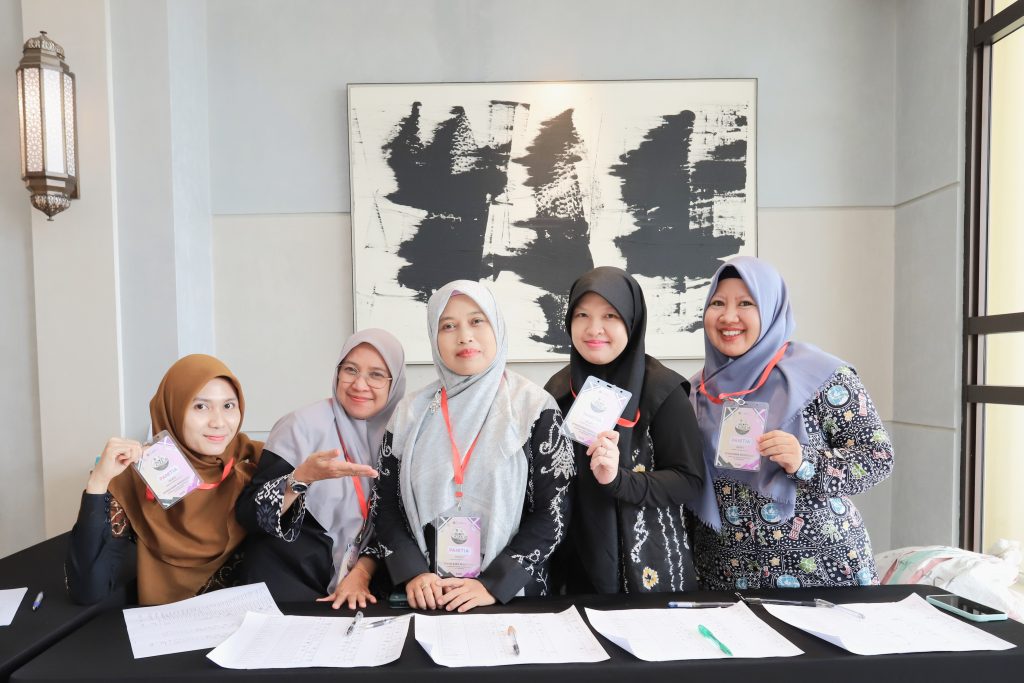 Dr. Lutfiyanti Fitriah, M.Pd. (kerudung hitam) saat berfoto bersama Tim Panitia.