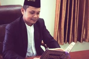 Dr. Muhaimin, S.Ag., M.A. saat sedang membaca Al-Qur’an. Dr. Muhaimin, S.Ag., M.A. saat sedang membaca Al-Qur'an.