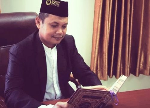 Dr. Muhaimin, S.Ag., M.A. saat sedang membaca Al-Qur'an.