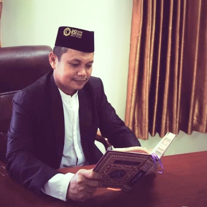Dr. Muhaimin, S.Ag., M.A. saat sedang membaca Al-Qur'an.