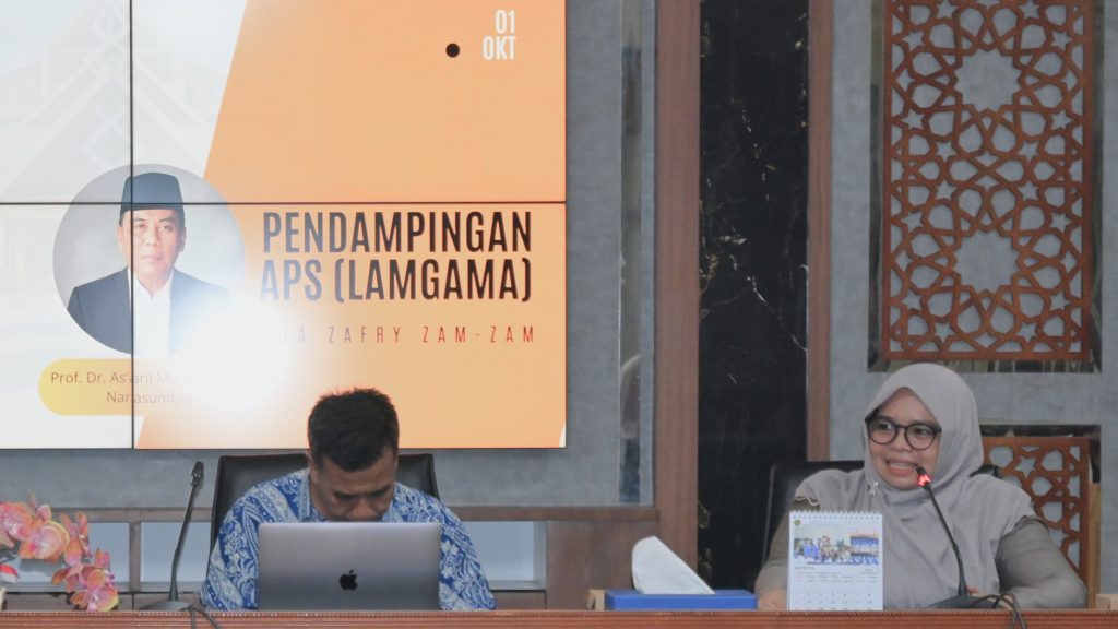 Dr. Ridha Darmawaty, M.Pd. saat menyampaikan laporan.