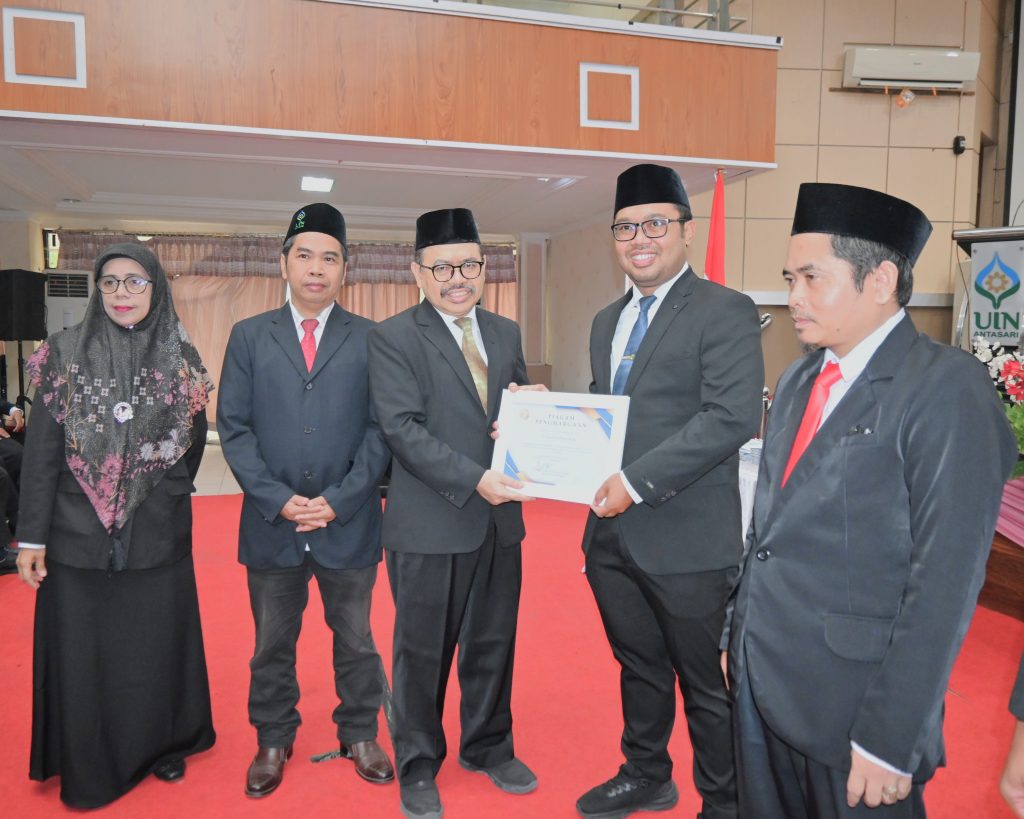 Dr. Rizal Arif Fitria, S.H., M.Ag. saat menerima penghargaan.