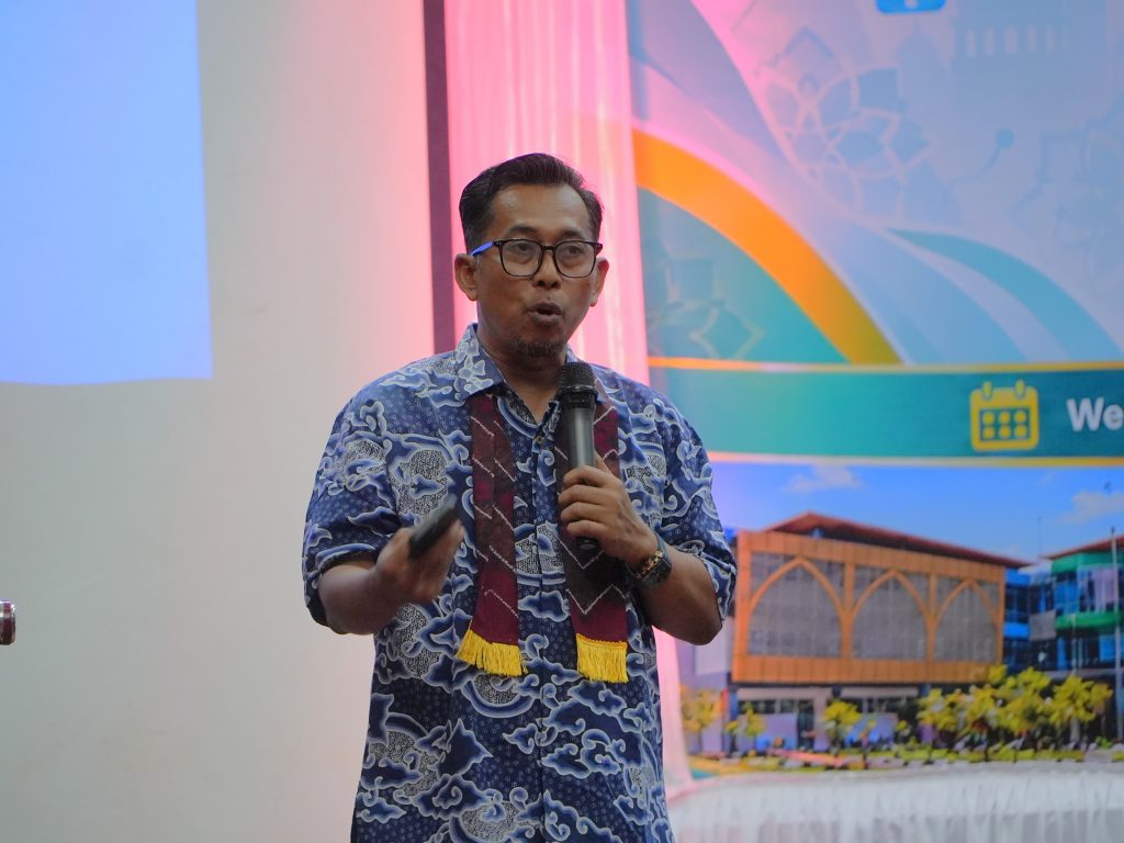 Dr. Rulli Nasrullah, M.Si. saat menyampaikan materi.