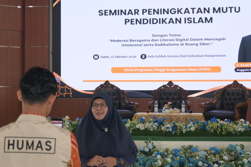 Dra. Raihanatul Janah, M.Pd. saat diwawancarai.