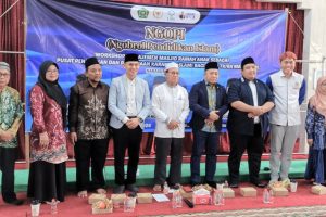 Foto bersama berlatar spanduk acara. Foto bersama berlatar spanduk acara.