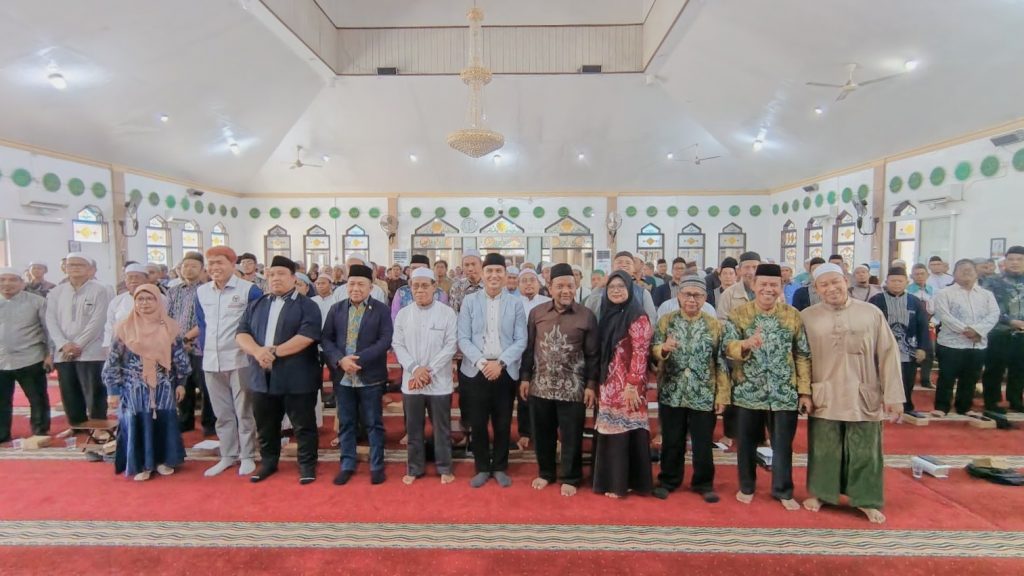 Foto bersama dengan peserta.