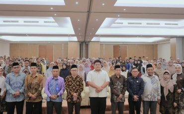 Foto bersama dengan peserta.