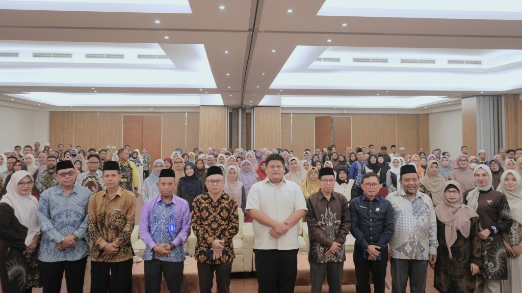Foto bersama dengan peserta.