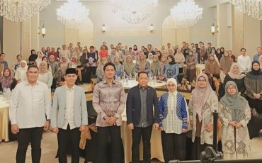 Foto bersama dengan peserta.