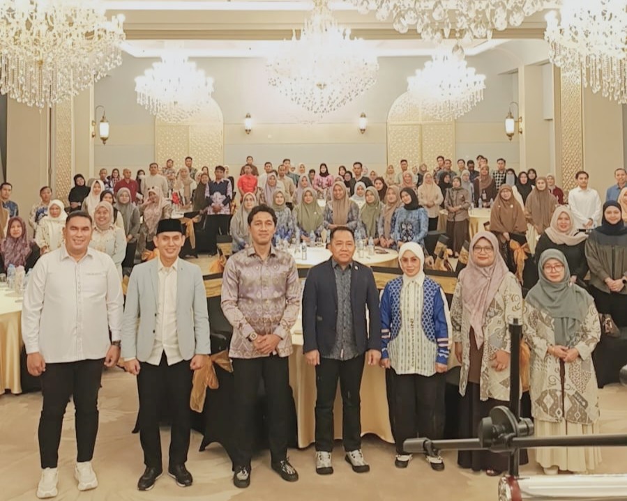 Foto bersama dengan peserta.