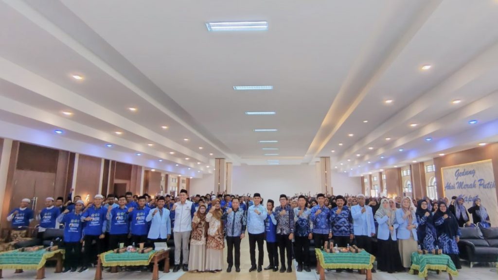 Foto bersama dengan peserta.