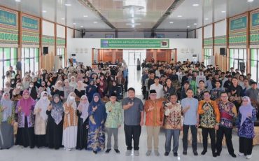 Foto bersama dengan peserta.