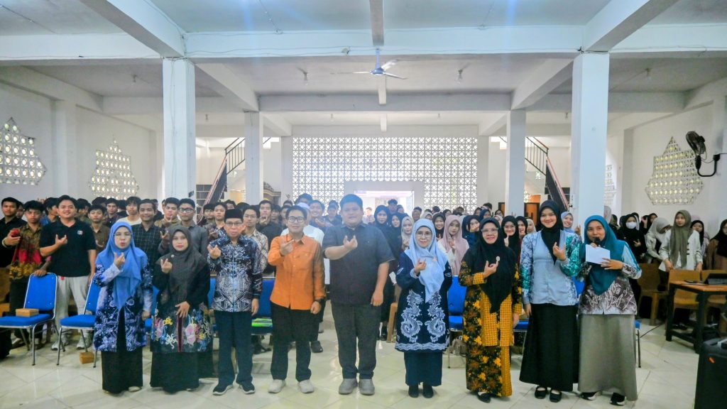 Foto bersama dengan peserta.