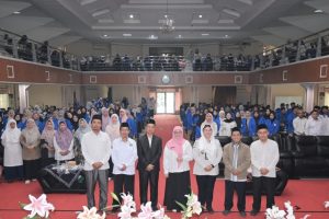 Foto bersama dengan peserta – kompres. Foto bersama dengan peserta - kompres.
