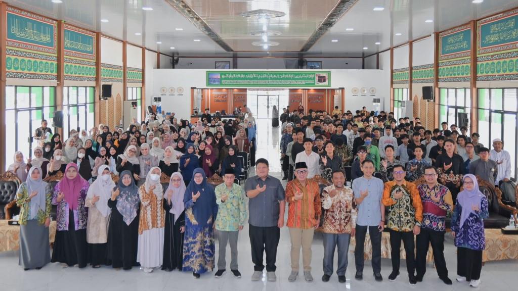 Foto bersama dengan peserta.