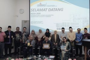 Foto bersama di atas panggung. Foto bersama di atas panggung.