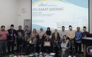 Foto bersama di atas panggung.