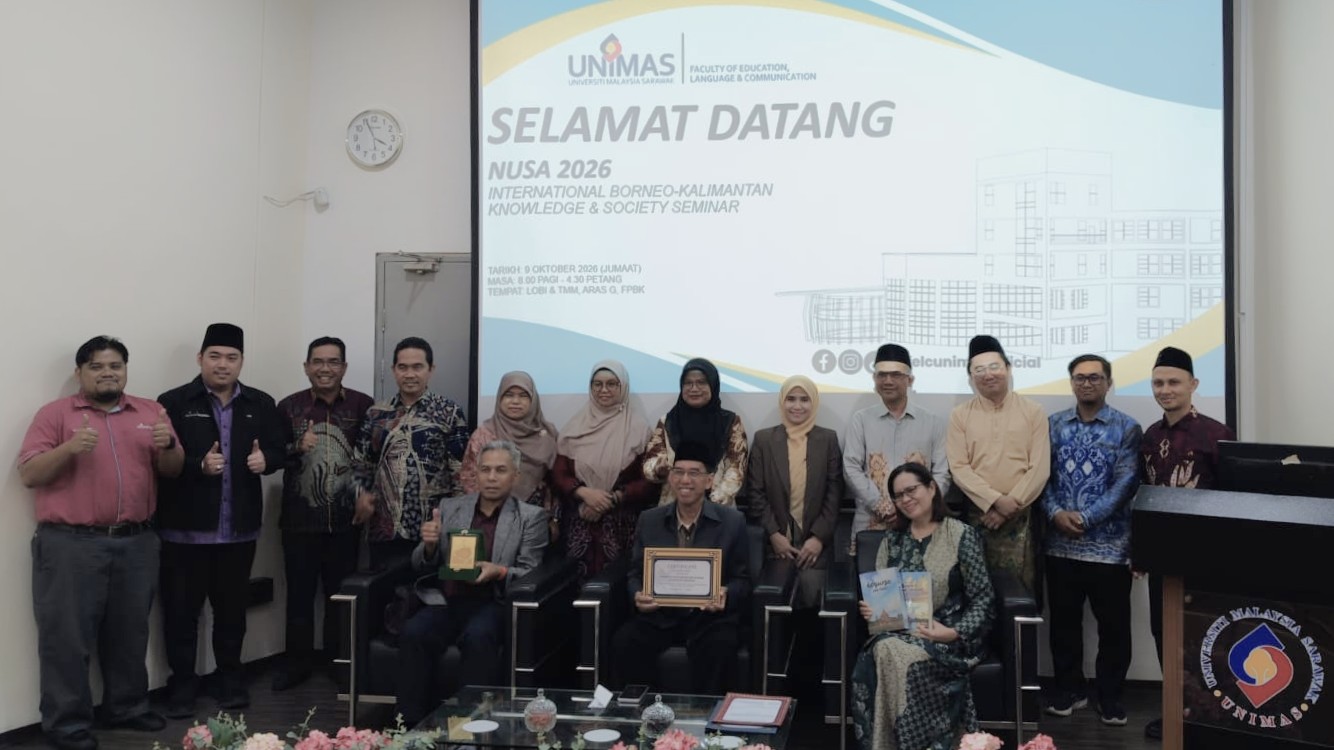 Foto bersama di atas panggung.