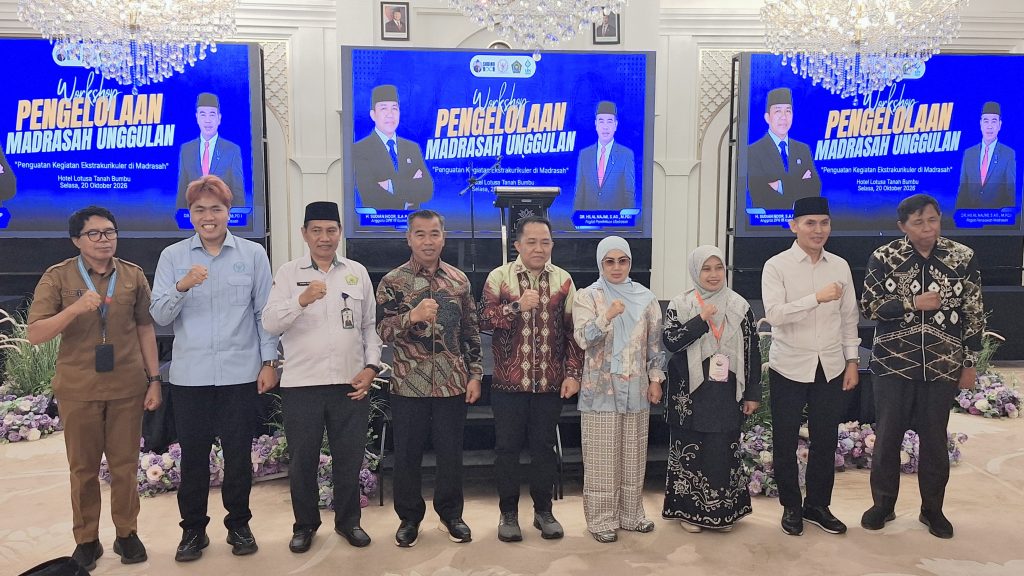 Foto bersama di bagian depan.