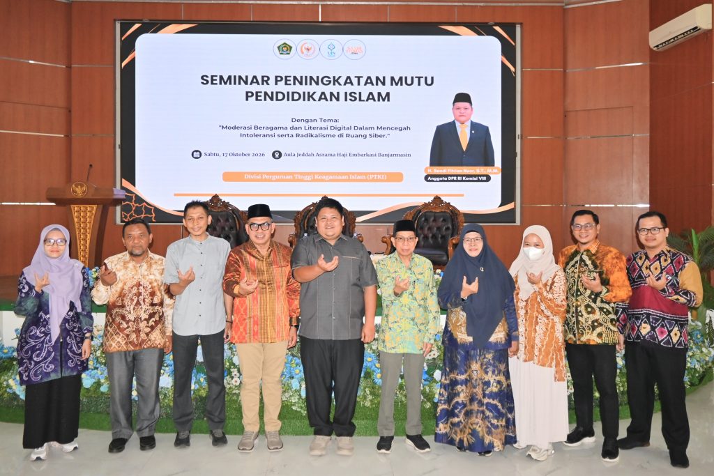 Foto bersama di bagian depan.