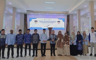 Foto bersama di bagian depan.