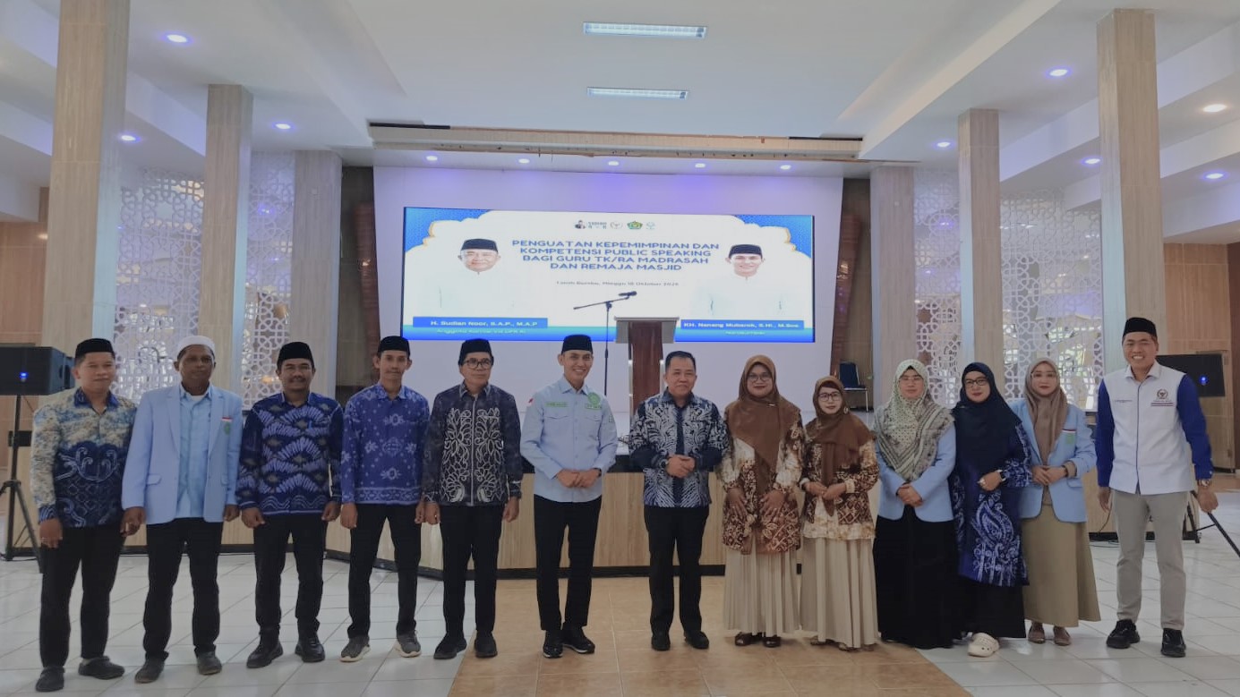 Foto bersama di bagian depan.