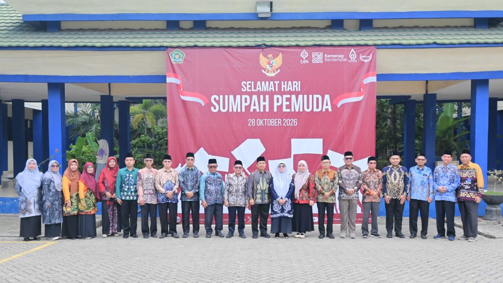 Foto bersama jajaran pimpinan dan guru besar.