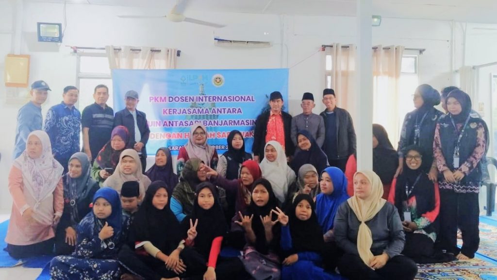 Foto bersama masyarakat di dalam ruangan,