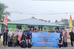 Foto bersama masyarakat di luar ruangan. Foto bersama masyarakat di luar ruangan.