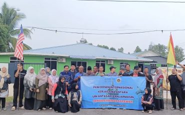 Foto bersama masyarakat di luar ruangan.