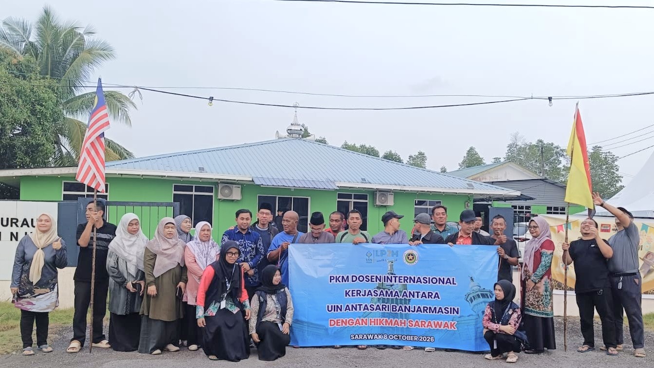 Foto bersama masyarakat di luar ruangan.