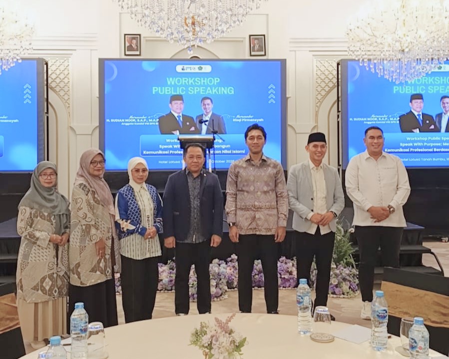 Foto bersama pemateri dan panitia.
