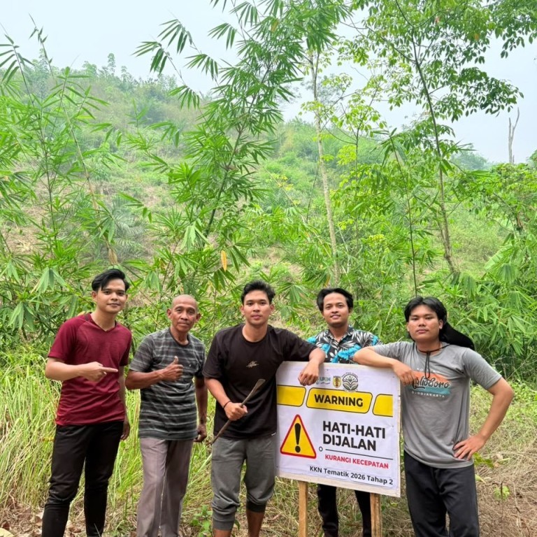 Foto bersama usai pemasangan plang.