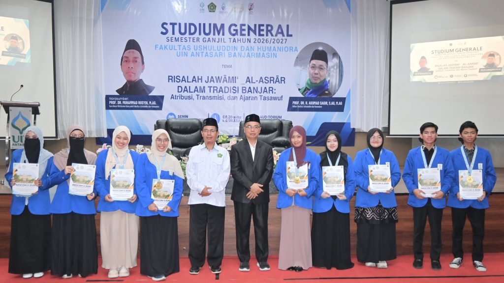 Foto bersama usai penyerahan penghargaan mahasiswa berprestasi.