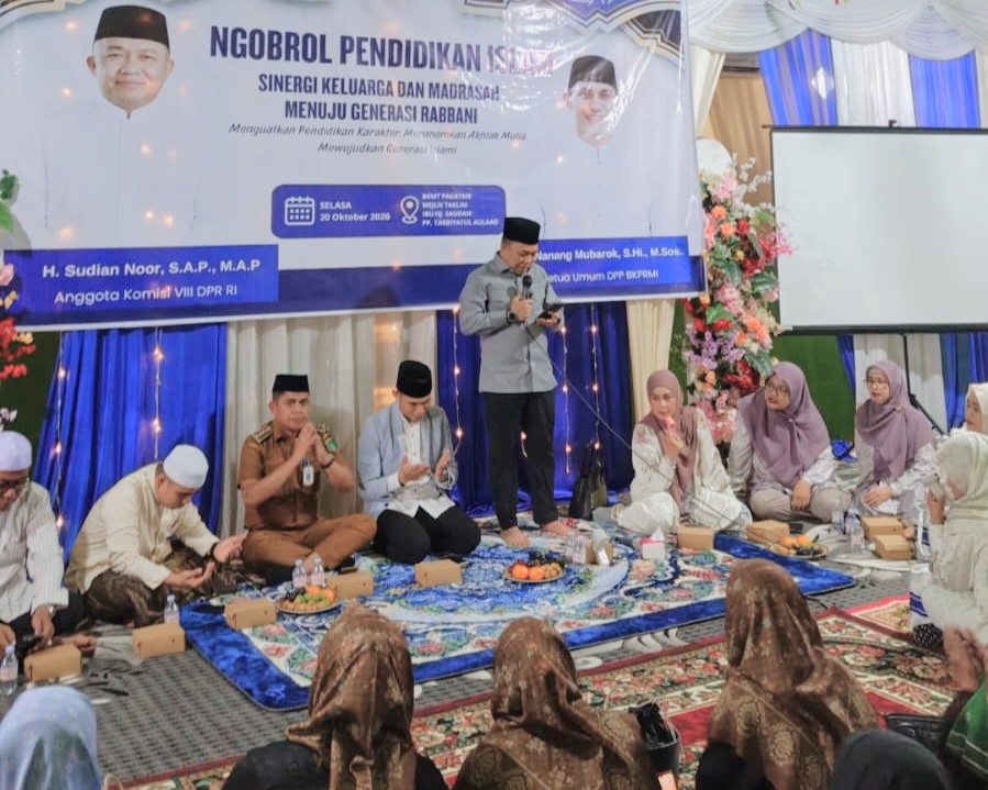 H. Sudian Noor, M.A.P. saat membuka acara.