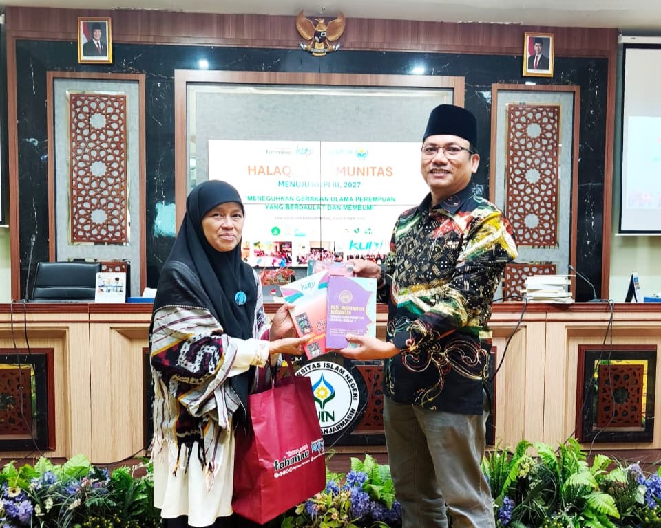 Helma Nuraini, S.Psi., M.Pd. saat menerimakan karya-karya Yayasan Fahmina.
