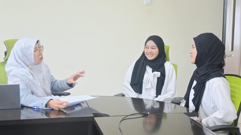 Hj. Nani Hizriani, M.A. saat menyeleksi peserta.