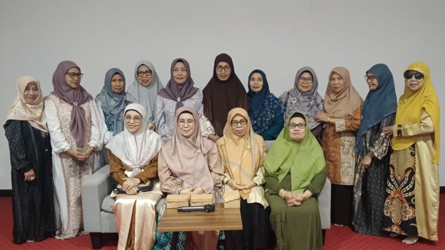 Ibu-Ibu Ikpensari saat berfoto bersama Rektor.