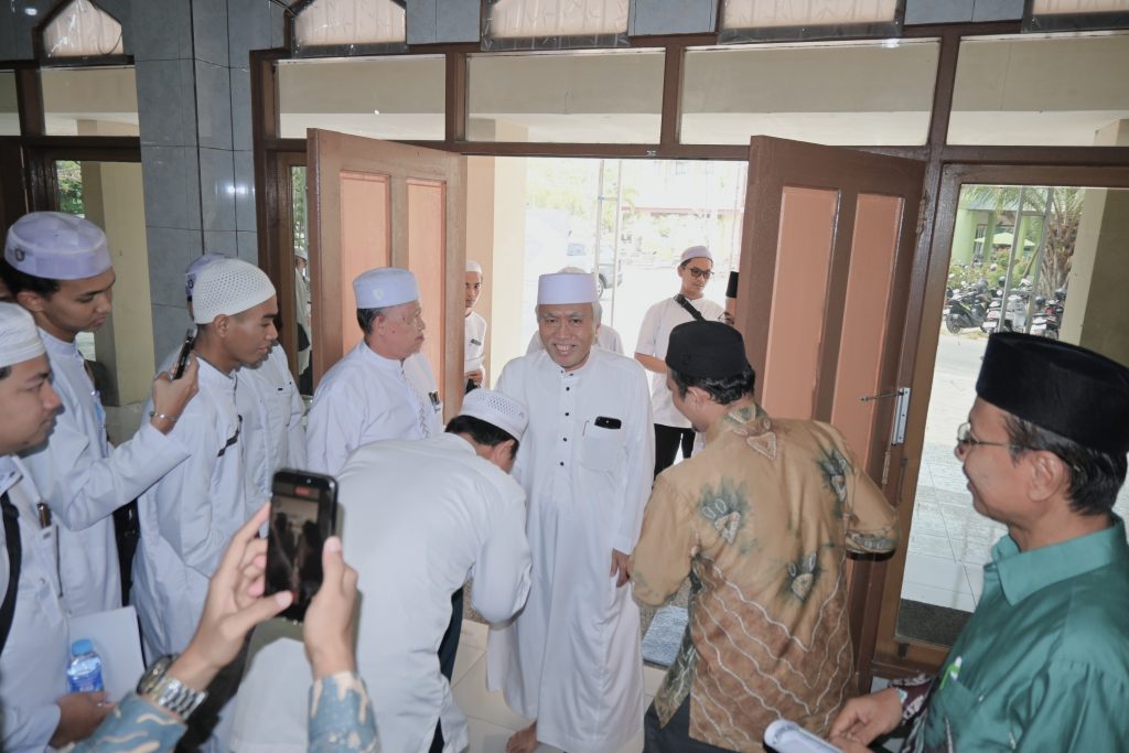 Jemaah saat menyambut kedatangan Guru Wildan.