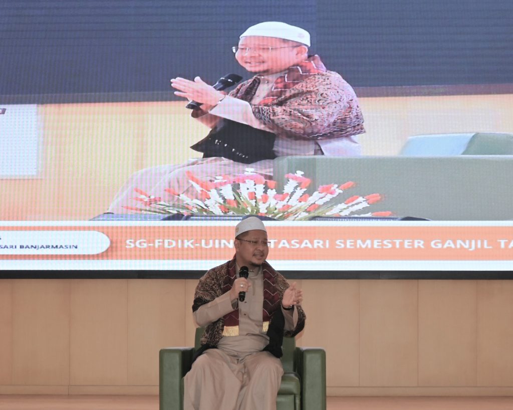 K.H. Ahmad Syairazi, S.M. saat memberikan materi.