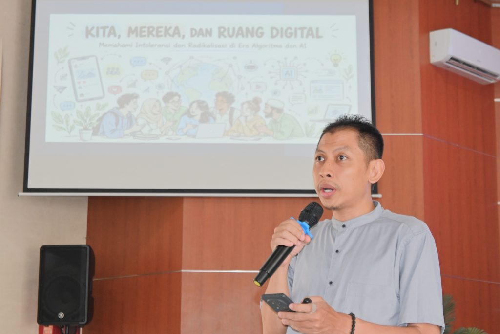 M. Irfan Islamy, S.Pd.I., M.Pd. saat memaparkan materi.